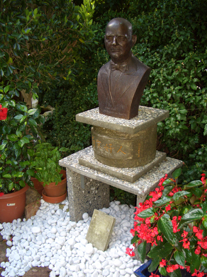 23b_Statue_rechts_nahe_klein