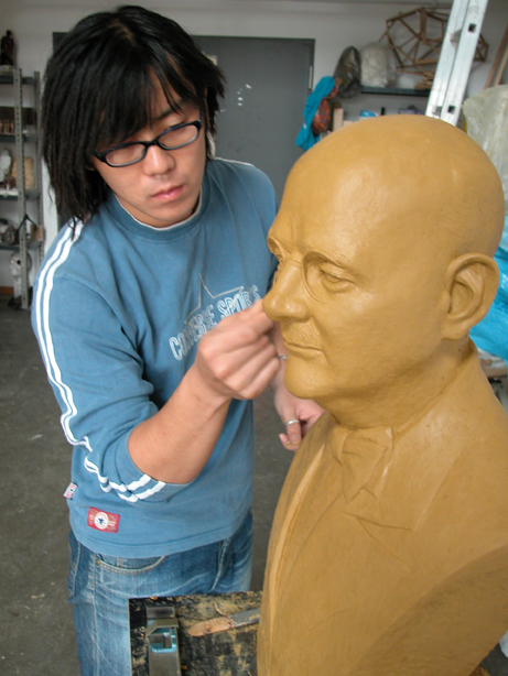 25_K黱stler_Statue_klein